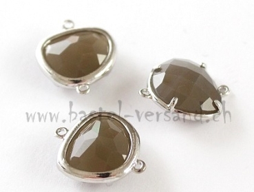 Stein facettiert grau