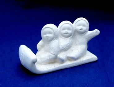 Rohkeramik Schneebabys auf Schlitten