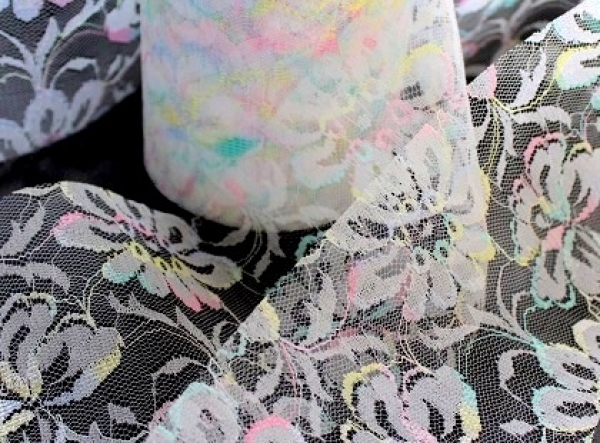 Tüll 10cm mit Blumen (pastellfarbig)