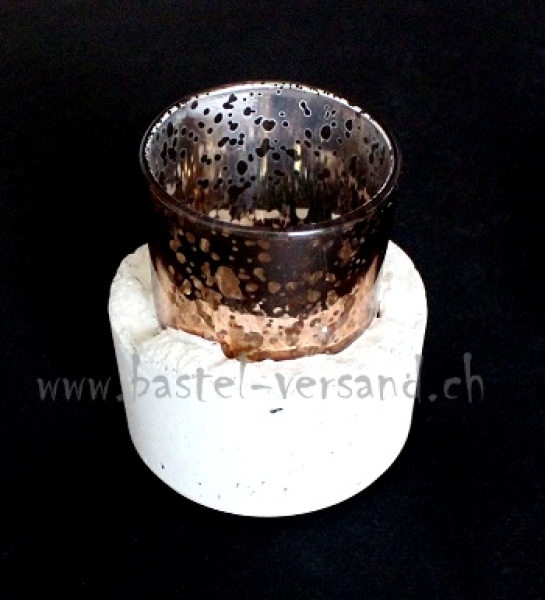 Glas mit Tupfen in Beton