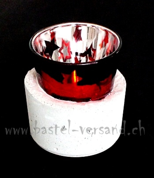 Glas rot mit Sternen in Beton