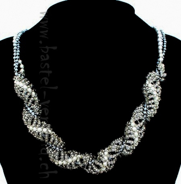 Halskette gedreht weiss