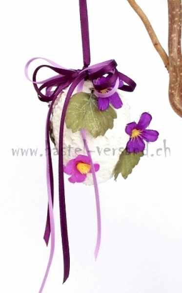 Ei weiss mit lila Blumen