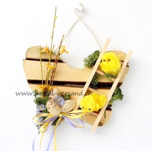 Osterdeko auf Holzschmetterling