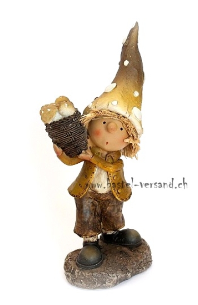 Pilzkind Knabe stehend