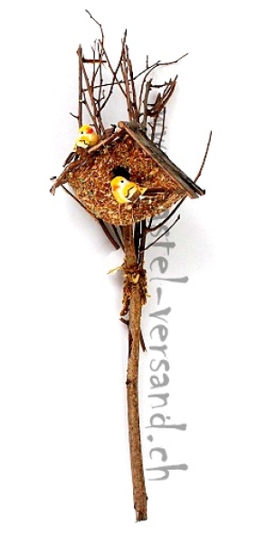 Vogelhaus am Ast mit gelben Vögel