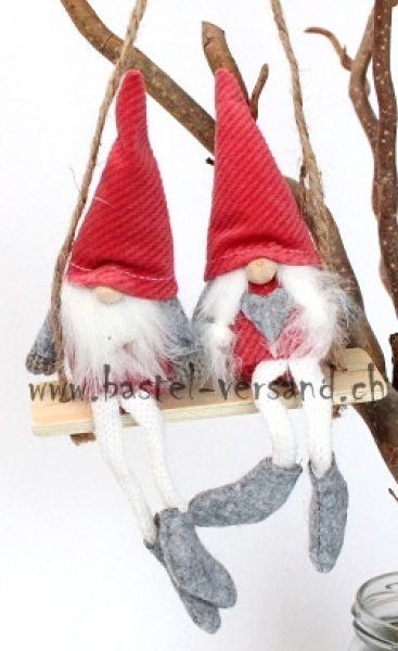 Wichtel auf Schaukel rot